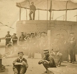 Tripulación en la cubierta del USS Monitor, 1862